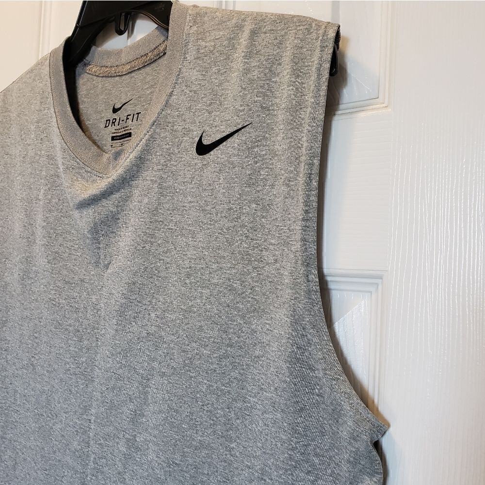 Nike Dri-Fit Training Tank Size Medium - Picture 5 of 7